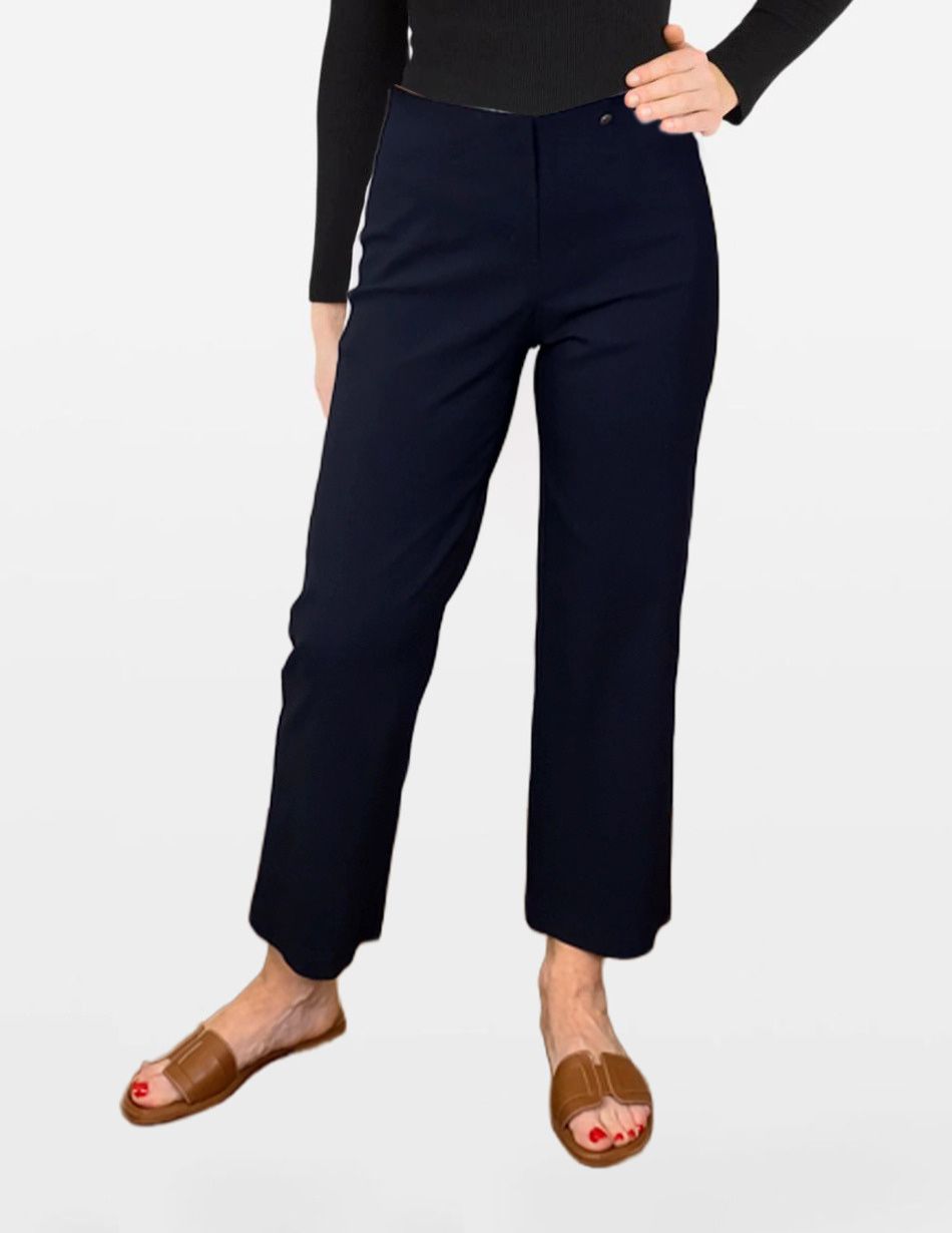 Robell-Efi-NavyTrousers-Front Navy cropped trousers paired with a black top and brown slide sandals.